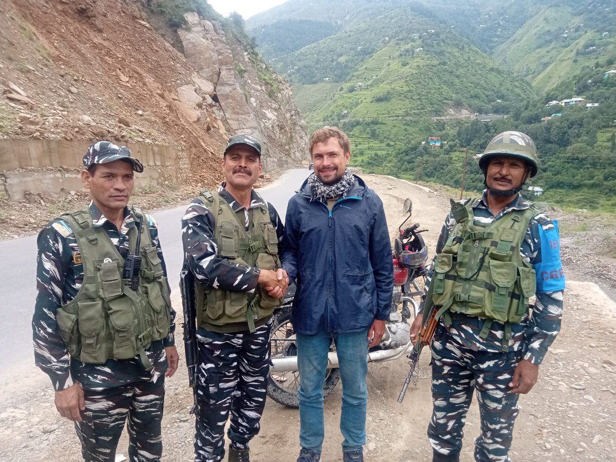 jammusector's tweet photo. #CRPFinServiceToHumanity HC/GD Arvind Kumar of #166Bn handed over  rucksack bag to a guy from #BELARUS who was moving towards Jammu from Srinagar on his Bike. He lost his Rucksack bag at kharpora(Banihal) point which was recovered by ROP troops and #166Bn also offered him lunch. https://t.co/rxmykXlT6I