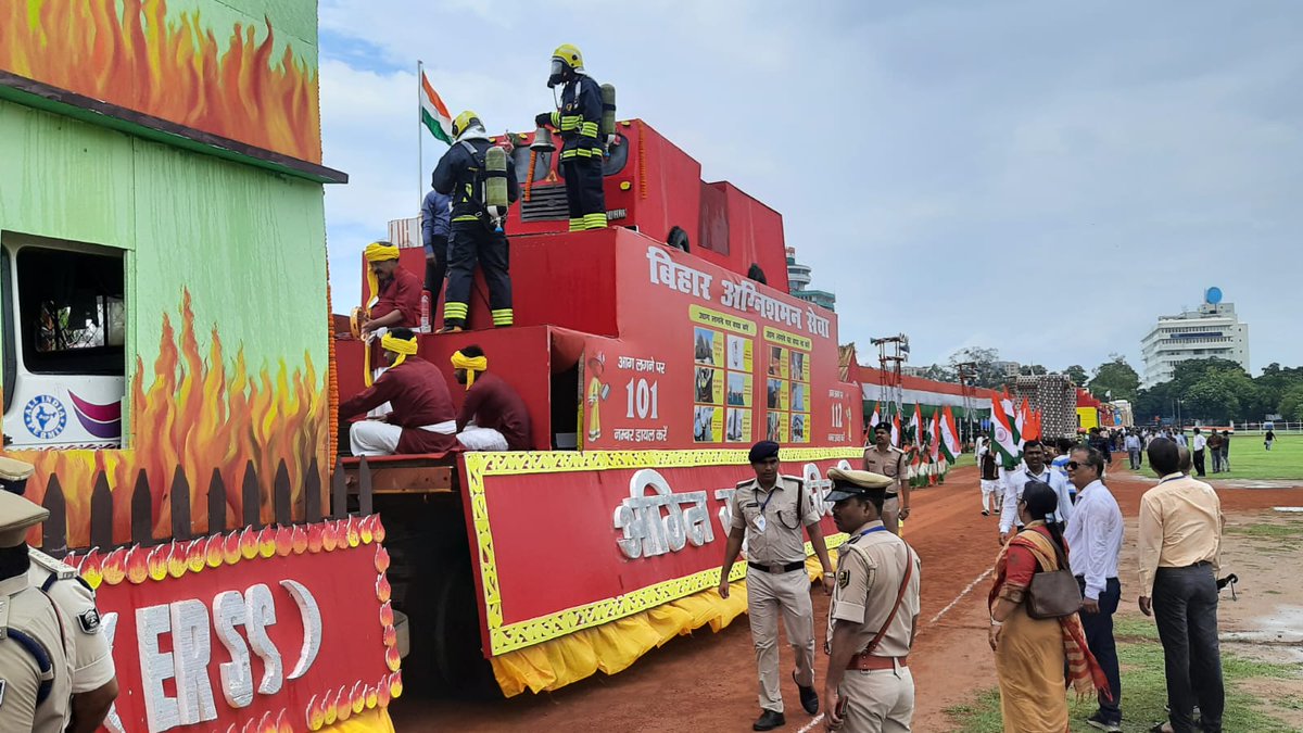 BiharHomeDept's tweet photo. 76वें स्वतंत्रता दिवस समारोह के अवसर पर पटना के गांधी मैदान में  बिहार अग्निशमन सेवा गृह विभागों द्वारा निकाली गयी की झाँकी का प्रदर्शन
#AzadiKaUtsav
#IndiaAt75
#IndependenceDay2022
#BiharHomeDept
#BiharPolice 
#firesafety 
@BiharFire @NitishKumar @officecmbihar @BiharDMD https://t.co/D6veZsz15Z