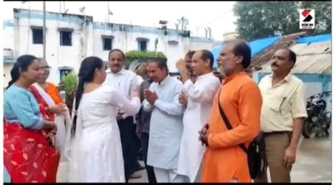 Gabbar0099's tweet photo. Rapists of Bilkis bano were Garlanded by WOMEN. 

Sada hua samaaj 🤮 https://t.co/M59iiggy8B