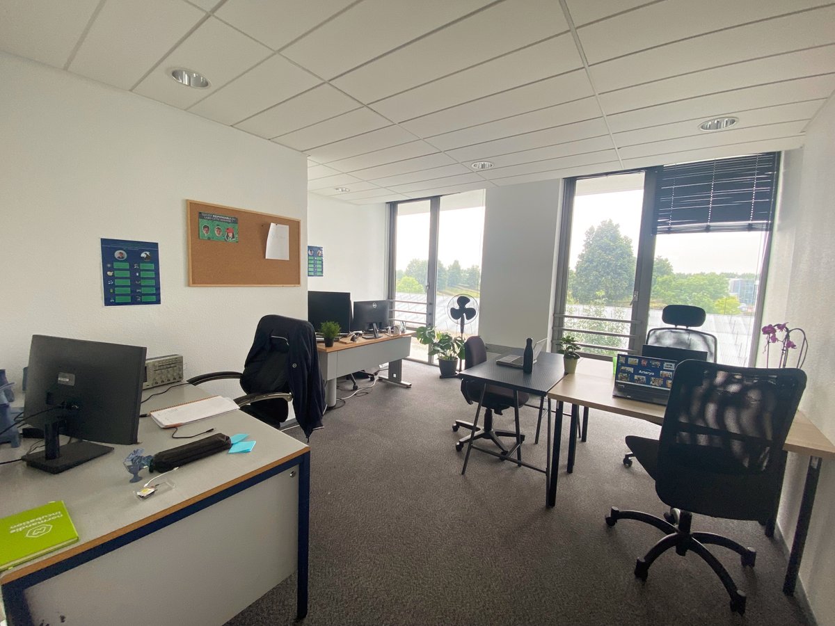 🏜 Voici à quoi ressemble un bureau en plein mois d’août ! 
👩‍🔬👨‍🔬 Ce nouvel espace Tech sera pourtant bien rempli dans quelques mois. Et oui, la rentrée rime avec arrivées !

#workplace #startup