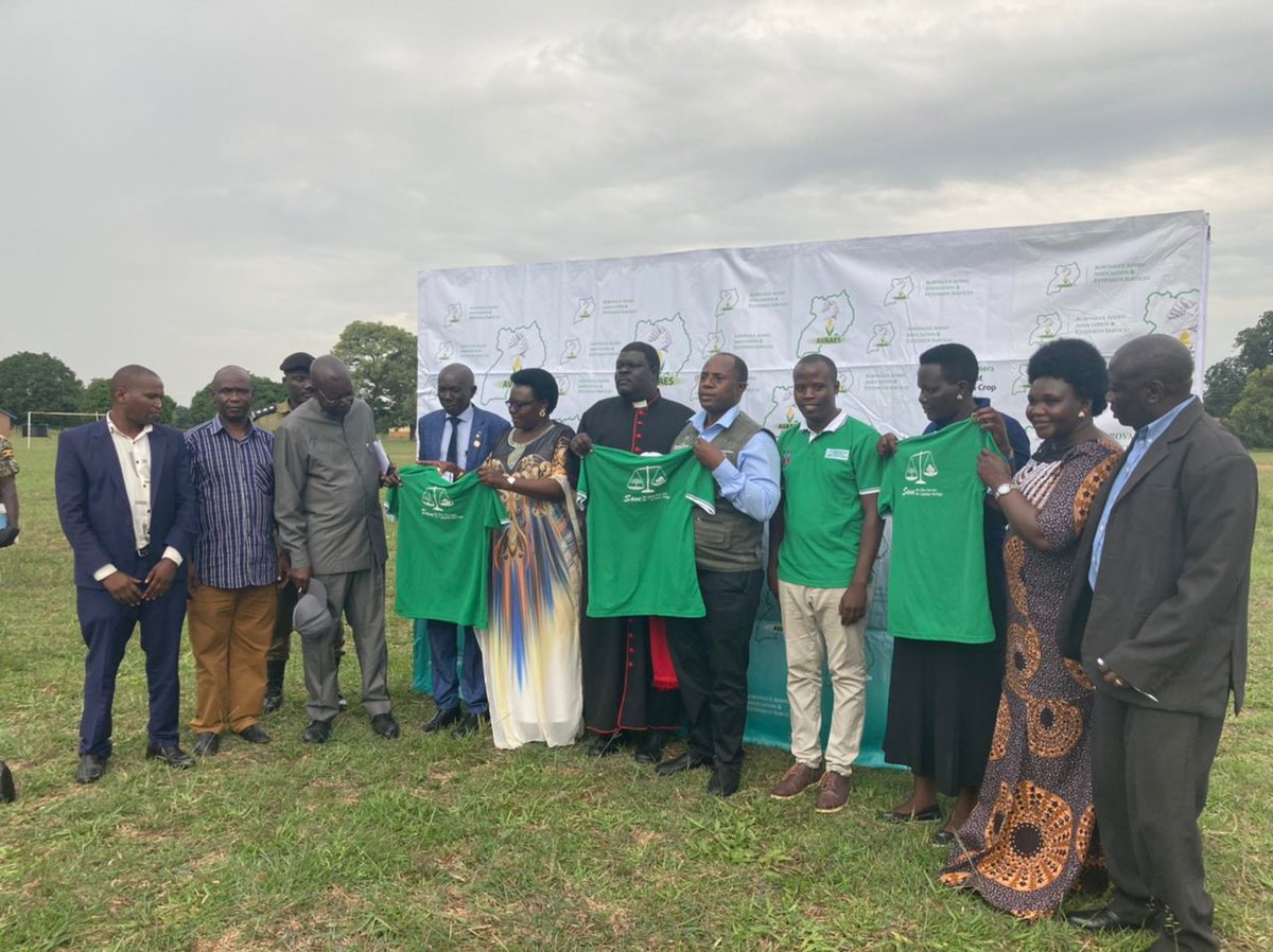avaaes's tweet photo. Save the Shea Nut Tree Save the Uganda Heritage Campaign officially Launched by @FredBwino on behalf of @KagutaMuseveni  @FAOclimate @min_waterUg @IUCN_forests @UNDP_CF #saveshea durring the 2022 Global shea week. https://t.co/L4aEhHM9Ig