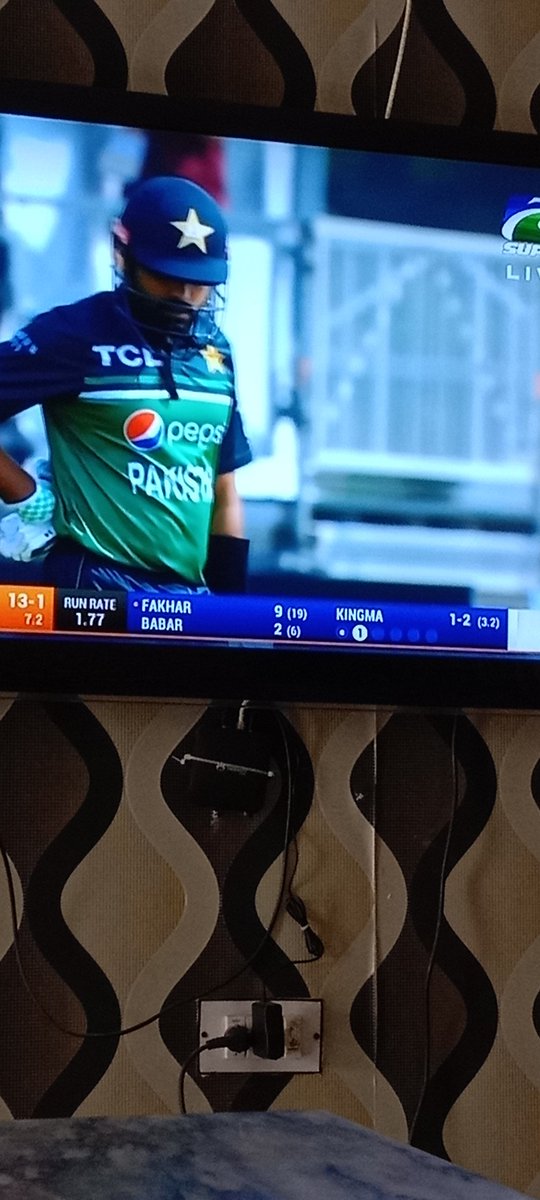 NoumanIsNasar's tweet photo. @babarazam258 bhai what is this yar? Pait dekhen apna 🙄 https://t.co/lKAdKC63Oc
