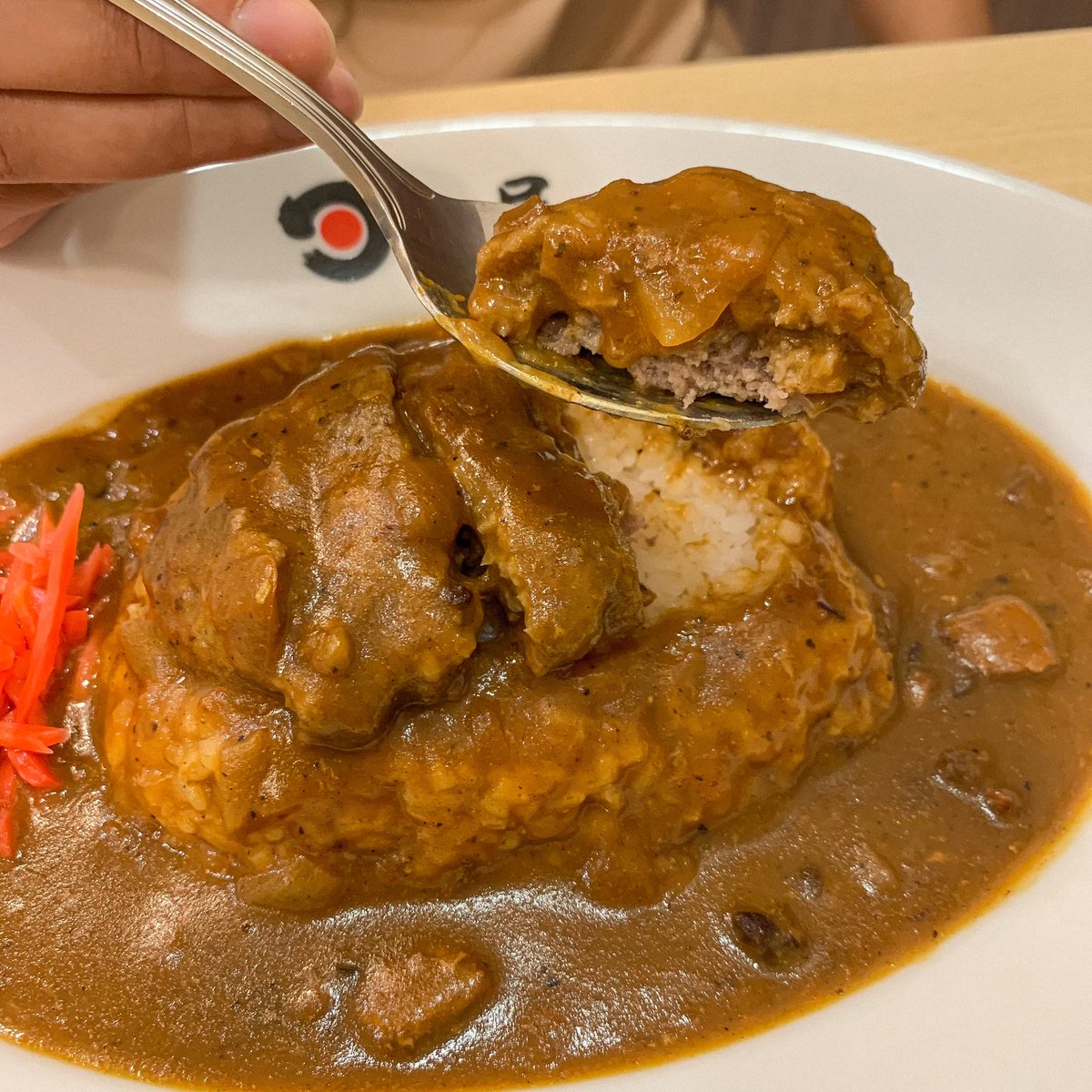 viewwrs's tweet photo. 🏆🍛ถ้าพูดถึงแกงกะหรี่ร้านโปรด วิวยกให้ร้าน Hinoya Curry~ แกงกะหรี่รสชาติเจ้มจ้น ดีกรีแชมป์ส่งตรงจากเชฟญป ข้าวญี่ปุ่นเหนียวนุ่มน้ำราดมิดข้าว โปะไข่ดิบละมุนๆ แฮมเบิร์กเนื้อแน่น อร่อยมาก ใครไม่กินเนื้อเปลี่ยนเป็นหมูได้ด้วย สายแกงกะหรี่มาลองเลย ติดใจแน่นอน🫶🏻💓
📍CTW Fl.3 @aroii https://t.co/jDx2PfMXRG