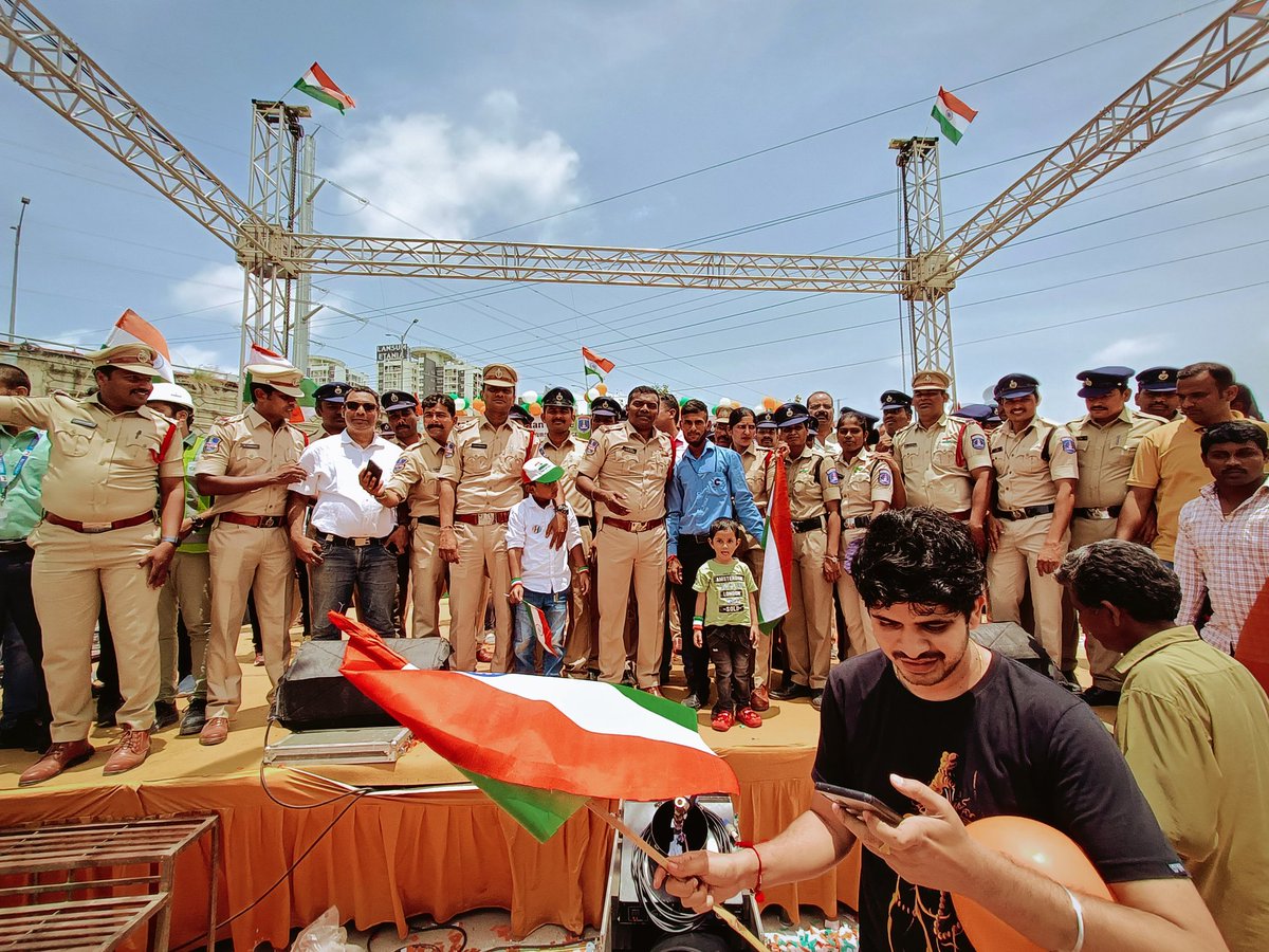 svvs1953_s's tweet photo. @psnarsingi_cyb The MASS RECITATION OF NATIONAL ANTHEM  Programme  arranged and Organized By Narasinghi SHO (Cyberabad Metropolitan Police) at My Home Avatar Junction is remarkable and registered a Grand  Success.
The participation by MH Avatarians is highly appreciated. https://t.co/3ddHg9wMEX