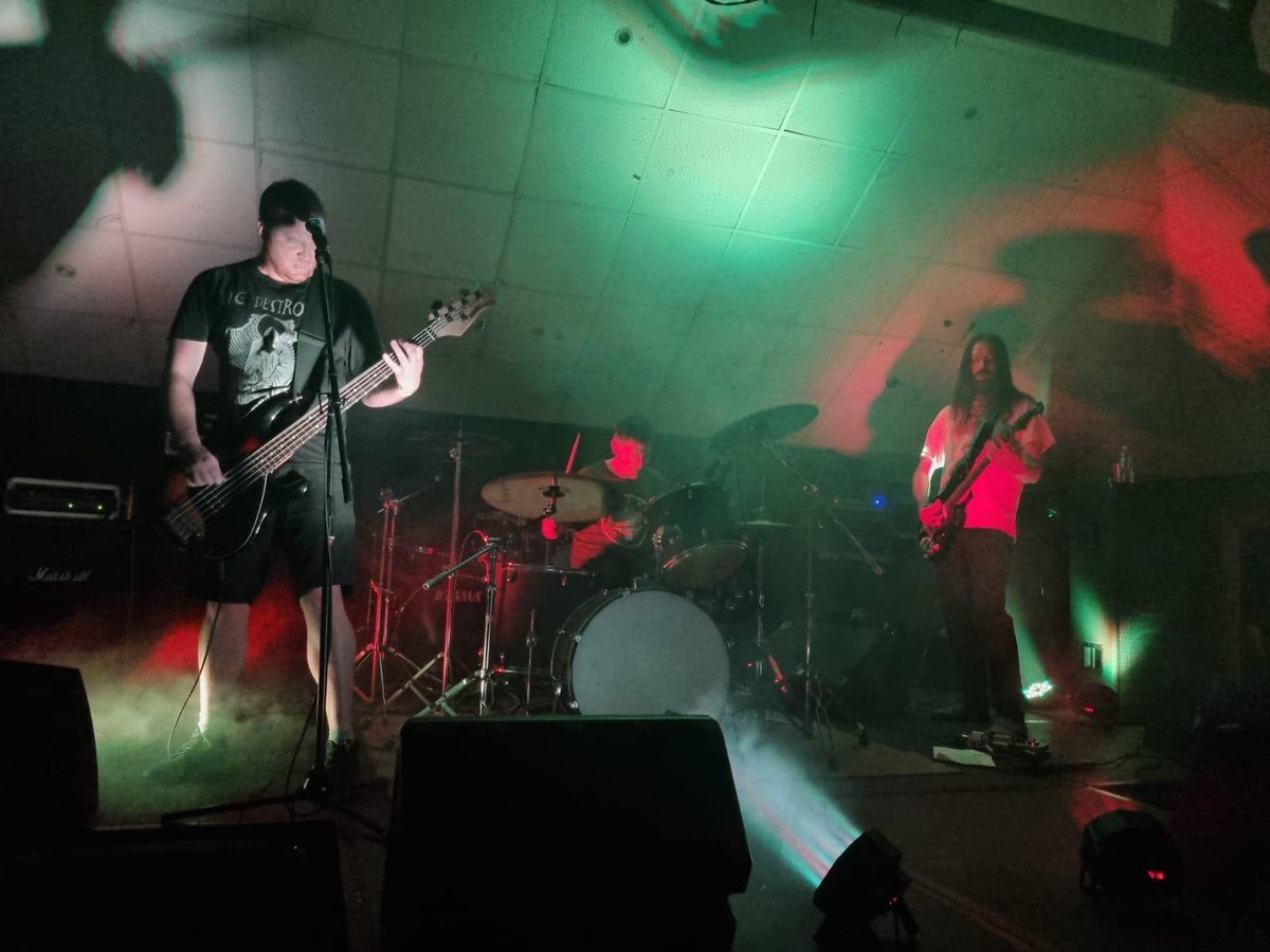 survivingsounds's tweet photo. ROW OF ASHES INTERVIEW AT @echoesanddust 

https://t.co/j4RdH0pdiL

#rowofashes #echoesanddust #bleachingheat #survivingsounds #posthardcore #noiserock #sludgemetal https://t.co/StlmYVC69G