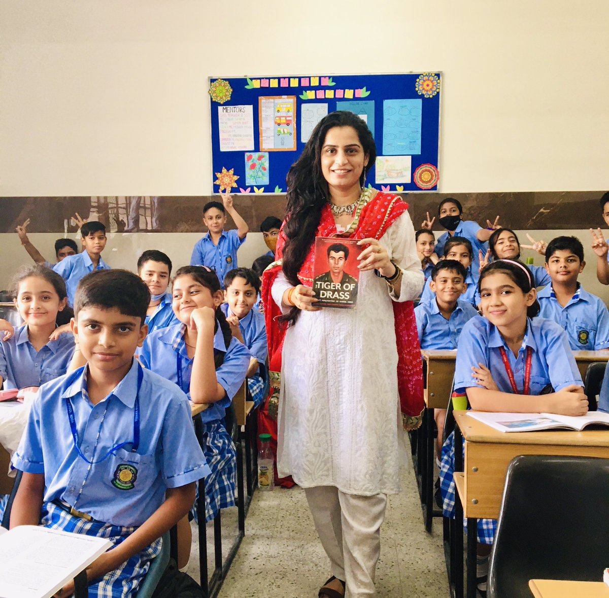 SVeebha's tweet photo. Dheere dheere re mana, dheere sab kuch hoye
mali seenche so ghara, ritu aaye phal hoye  
— Saint Kabir 
 Not in a single day nation gets great legends …. Let’s create happy classroom, stories to be shared of heroes. @Tigerofdrass  @37VManhas @HimmatShekhaw20 https://t.co/WLcaV0JkJs