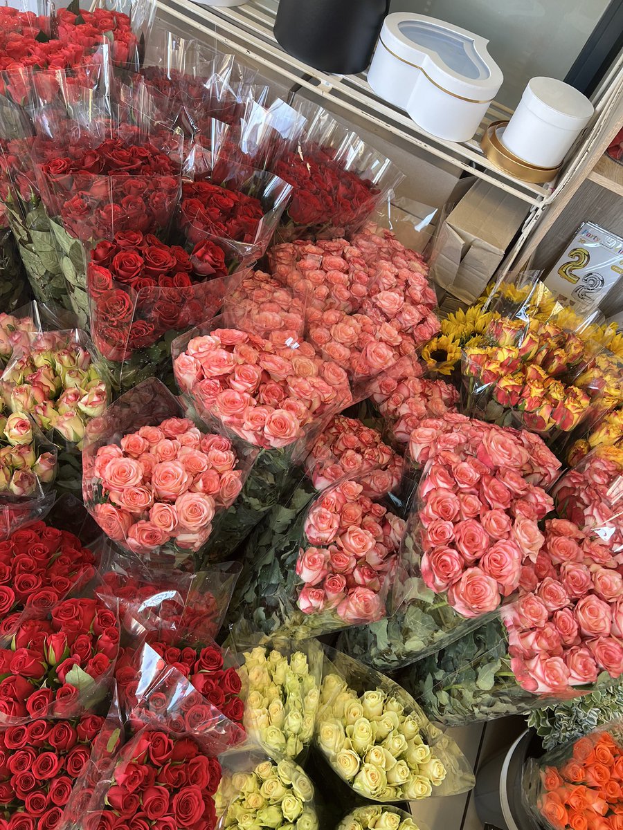 TenRosesflorist's tweet photo. R150 for 20 roses 🌹 #GirlsTalkZA #BlackBusiness #IndependenceDay #decor #Flowers #tercih2022 https://t.co/nIk5Rn9cCX