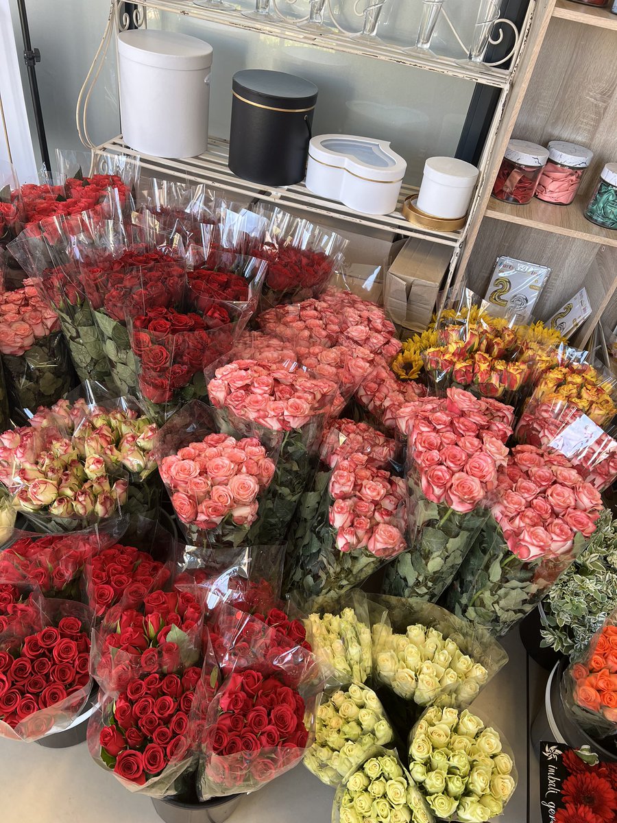 TenRosesflorist's tweet photo. R150 for 20 roses 🌹 #GirlsTalkZA #BlackBusiness #IndependenceDay #decor #Flowers #tercih2022 https://t.co/nIk5Rn9cCX