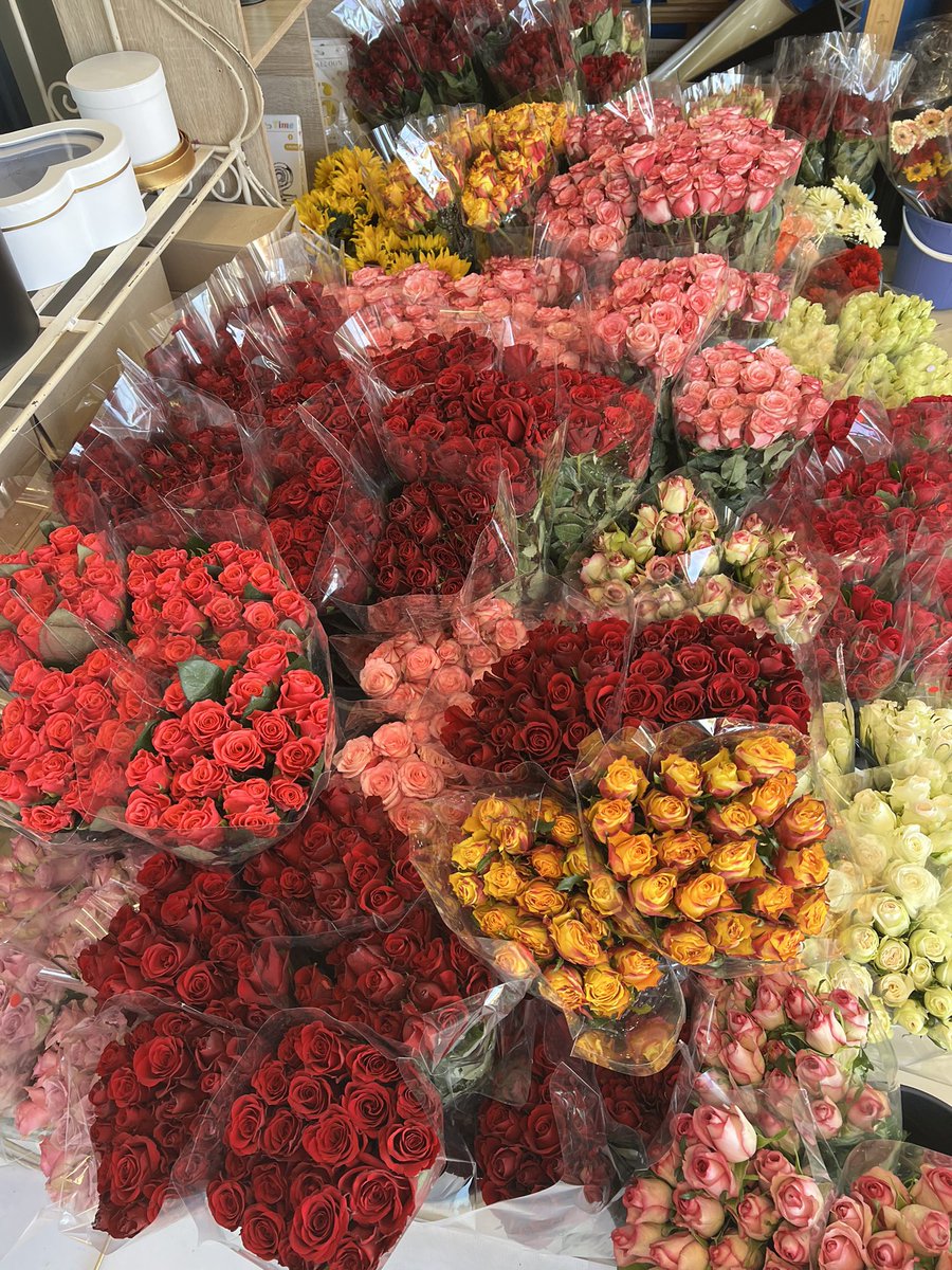 TenRosesflorist's tweet photo. R150 for 20 roses 🌹 #GirlsTalkZA #BlackBusiness #IndependenceDay #decor #Flowers #tercih2022 https://t.co/nIk5Rn9cCX