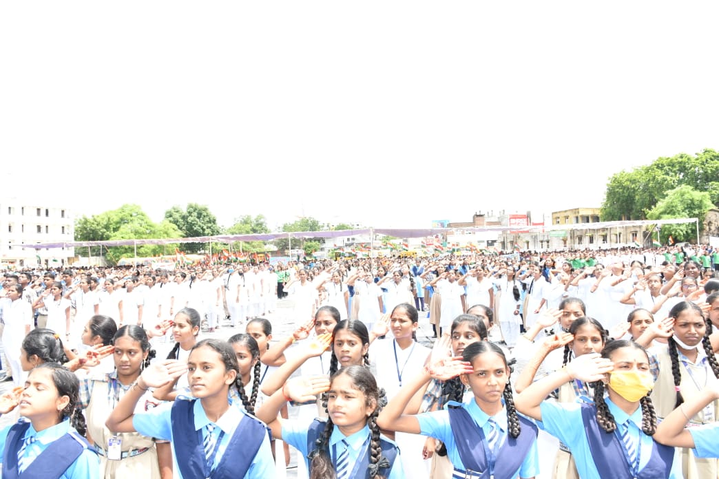 Collector_NML's tweet photo. #IndiaAt75

Rendered the #MassRecitation of National Anthem followed by Rally in Mass Number to demonstrate our pride as part of #SwatantraBharataVajrotsavalu

Hon'ble Minister @IKReddyAllola , Collector @musharraf_ias &amp; @AC_LB_NIRMAL participated with the people and the children https://t.co/MxeFhn0F9O