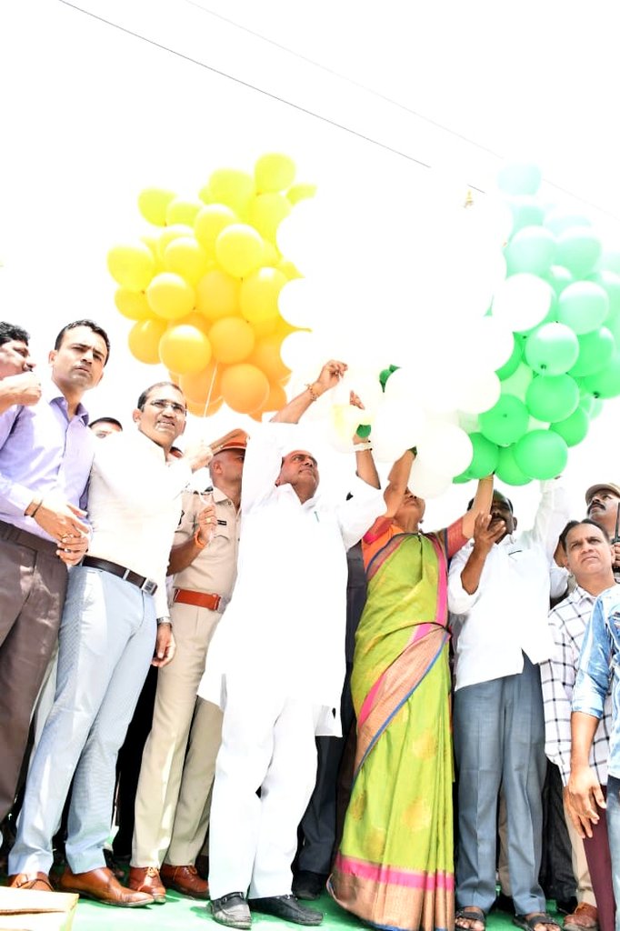 Collector_NML's tweet photo. #IndiaAt75

Rendered the #MassRecitation of National Anthem followed by Rally in Mass Number to demonstrate our pride as part of #SwatantraBharataVajrotsavalu

Hon'ble Minister @IKReddyAllola , Collector @musharraf_ias &amp; @AC_LB_NIRMAL participated with the people and the children https://t.co/MxeFhn0F9O