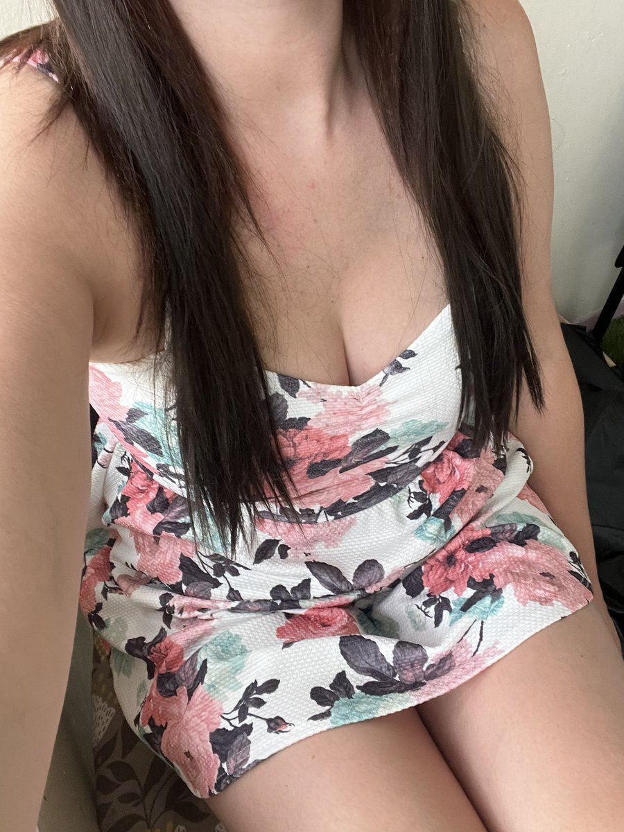 itsdaniellex92's tweet photo. Still warm enough for a dress 👗 with no bra 😏 https://t.co/WirXtA9ybK