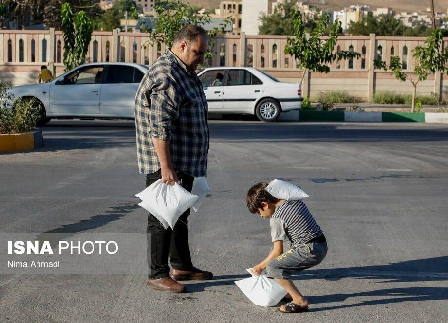 irani_engineer's tweet photo. توزیع کیسه های آب آشامیدنی در شهرکرد
/ ایسنا

#شهرکرد_آب_ندارد https://t.co/FgA09yo6Rm