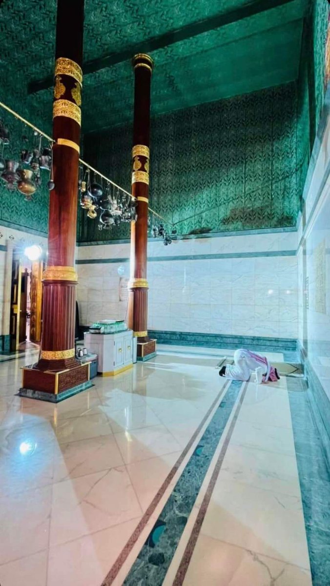 IlmFeed's tweet photo. New photos from inside the Ka'bah. https://t.co/Aiyvz3iFXH