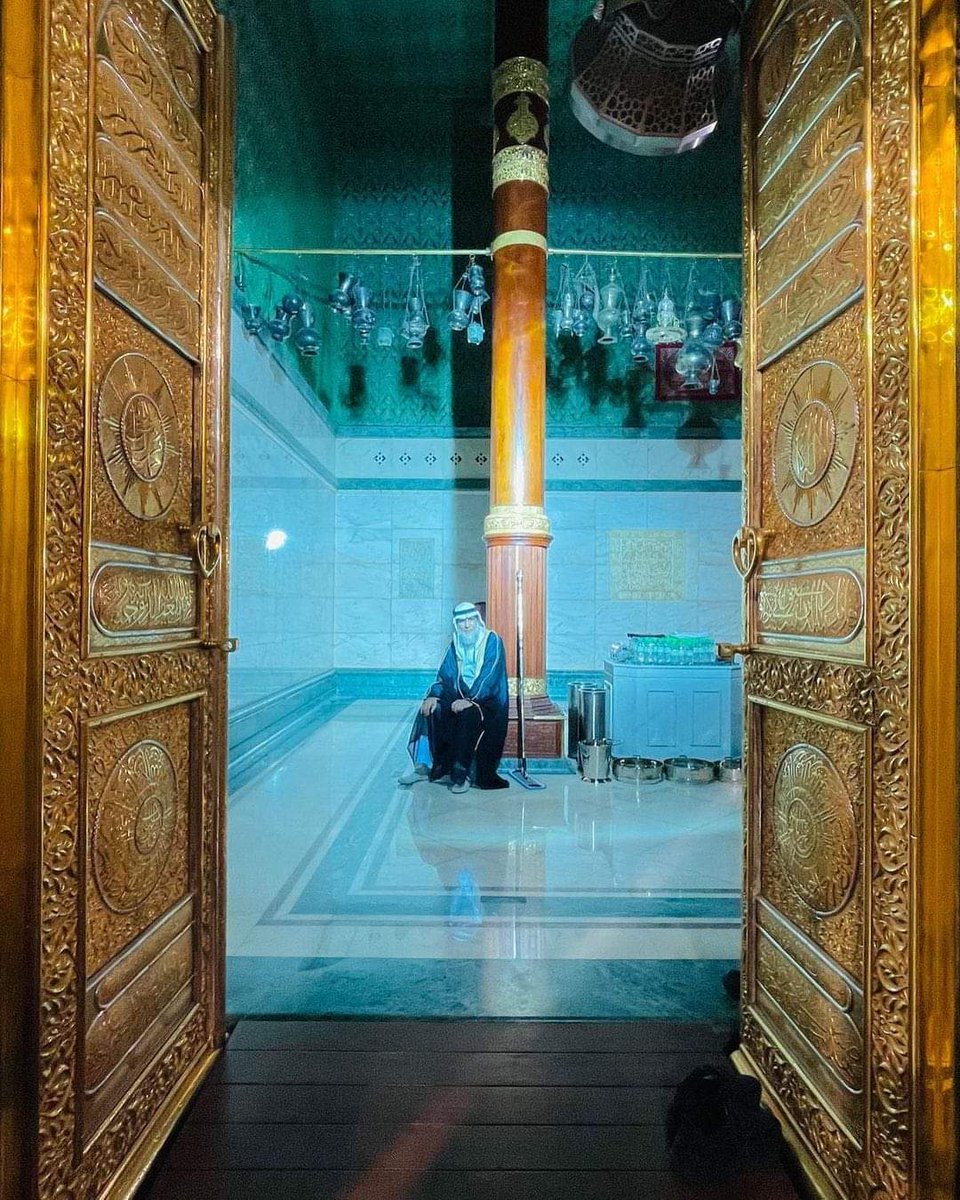 IlmFeed's tweet photo. New photos from inside the Ka'bah. https://t.co/Aiyvz3iFXH