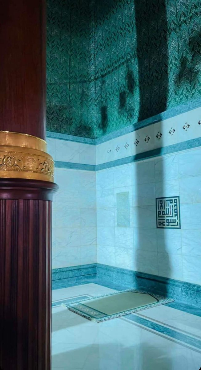 IlmFeed's tweet photo. New photos from inside the Ka'bah. https://t.co/Aiyvz3iFXH