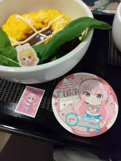 ラブライブコラボカフェ行ってきた、ランダム系なぜかMEIKO以外のボカロちゃんは皆何かしら自引きできるw 千歌ちゃん善子ちゃん含めてMEIKO関連何も出ないの面白すぎるミクさんドリンクのゼリーがすっごい綺麗なグリーンしてた 