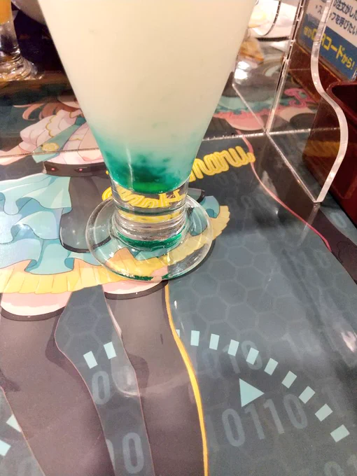 ラブライブコラボカフェ行ってきた、ランダム系なぜかMEIKO以外のボカロちゃんは皆何かしら自引きできるw 千歌ちゃん善子ちゃん含めてMEIKO関連何も出ないの面白すぎるミクさんドリンクのゼリーがすっごい綺麗なグリーンしてた 