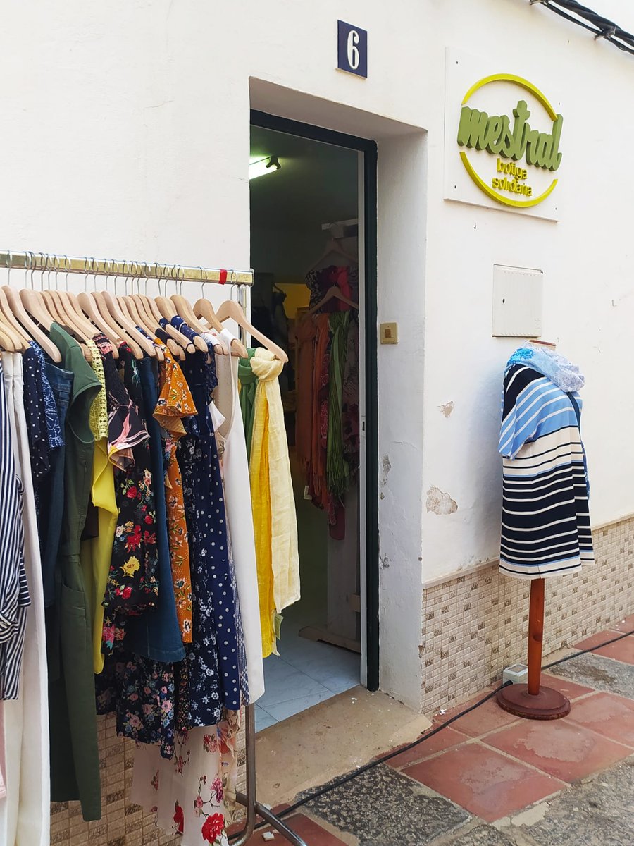 MestralESS's tweet photo. A Mestral Moda re- sempre tenim la millor selecció de roba de segona mà, social, justa i solidària per a tu.🥰
.
#Modare-.♻️
.
📸Es Mercadal
.
.
#JusticiaSocial #SocialSecondHand #EconomíaCircular #SegundaManoVerano #TrabajoSocial #reusi #Rewear #Recycle #ConsumoSostenible https://t.co/N6VG7dGu3z