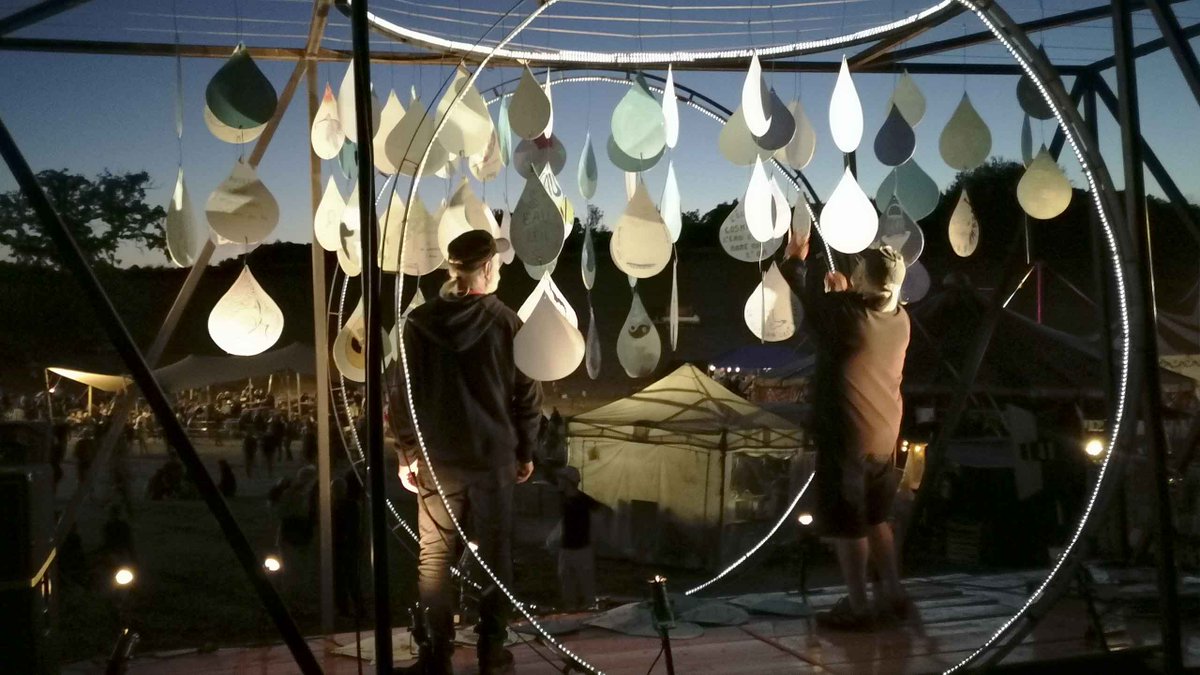 BureFestival's tweet photo. Pour illustrer le fil directeur de cette édition, l’eau, 150 gouttes, joliment peintes et portant les messages exprimés en atelier toute la journée par les festivaliers, ont été réunies et illuminées pour symboliser notre attachement à ce bien commun essentiel.
#Bure https://t.co/0rEY0K0wpq