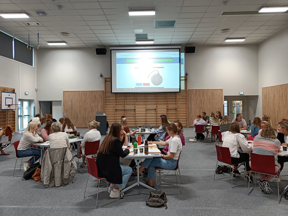 I dag på Berg skole, igjen med tema demokratiopplæring og samarbeid. Minus lett dødsangst på vei inn pga. kombinasjonen lyn og paraply ble det en veldig energirik start på dagen! 🎉