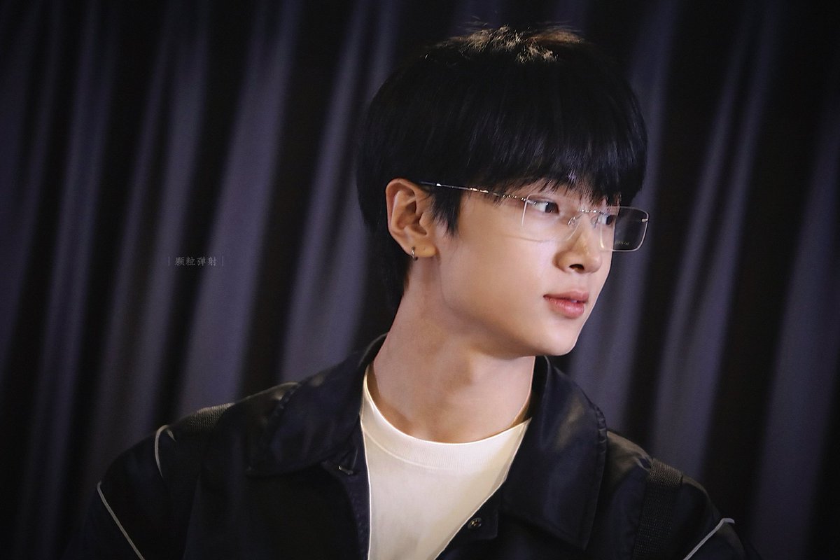 noodoIl's tweet photo. him in specs dominated https://t.co/2tbx6aQahj