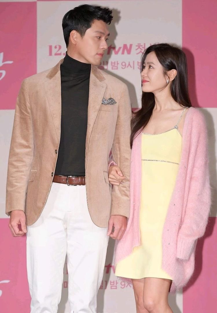 hyunbinbra's tweet photo. 📰 | Hyun Bin requisitou que não faça entrevistas cara a cara durante promocionais de seu filme Confidential Assignment 2 e pediu a imprensa para respeitar os protocolos de saúde a fim de não expor sua esposa #SonYejin e seu bebê a nenhum risco externo 🥹

#HyunBin #현빈 https://t.co/jXLHzHdUPF