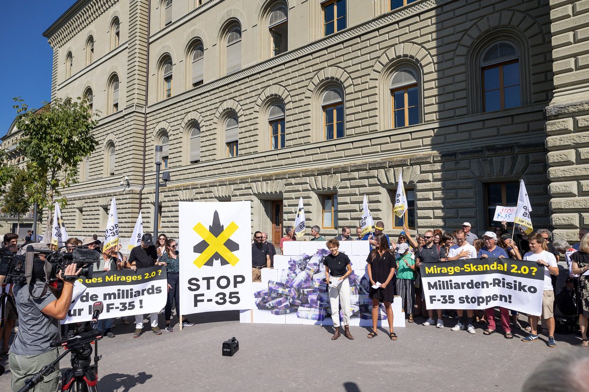 Wir haben die #StopF35 Initiative nach weniger als einem Jahr erfolgreich eingereicht! Wir danken allen herzlich für ihre tatkräftige Mithilfe