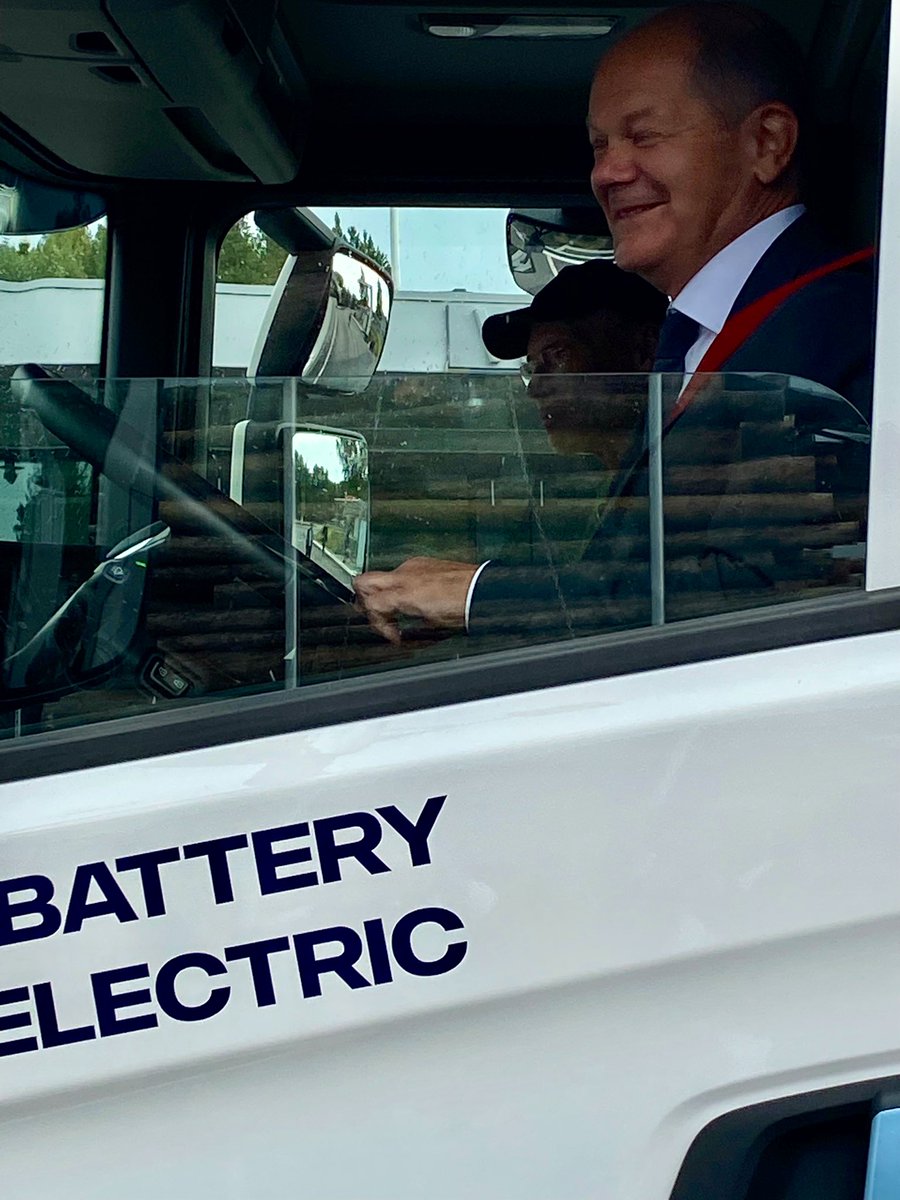 clekai's tweet photo. Kanzlertraum - am Steuer mit SPD rotem Sicherheitsgurt. Da kann nichts mehr schiefgehen. @Bundeskanzler testet E-Truck bei Scania in Schweden zusammen mit schwedischer Regierungschefin. https://t.co/xLN67yj1eg