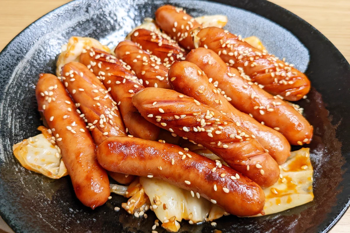 甘辛さがやみつきに。お酒にぴったり「ウインナーとキャベツのコチュジャン炒め」。