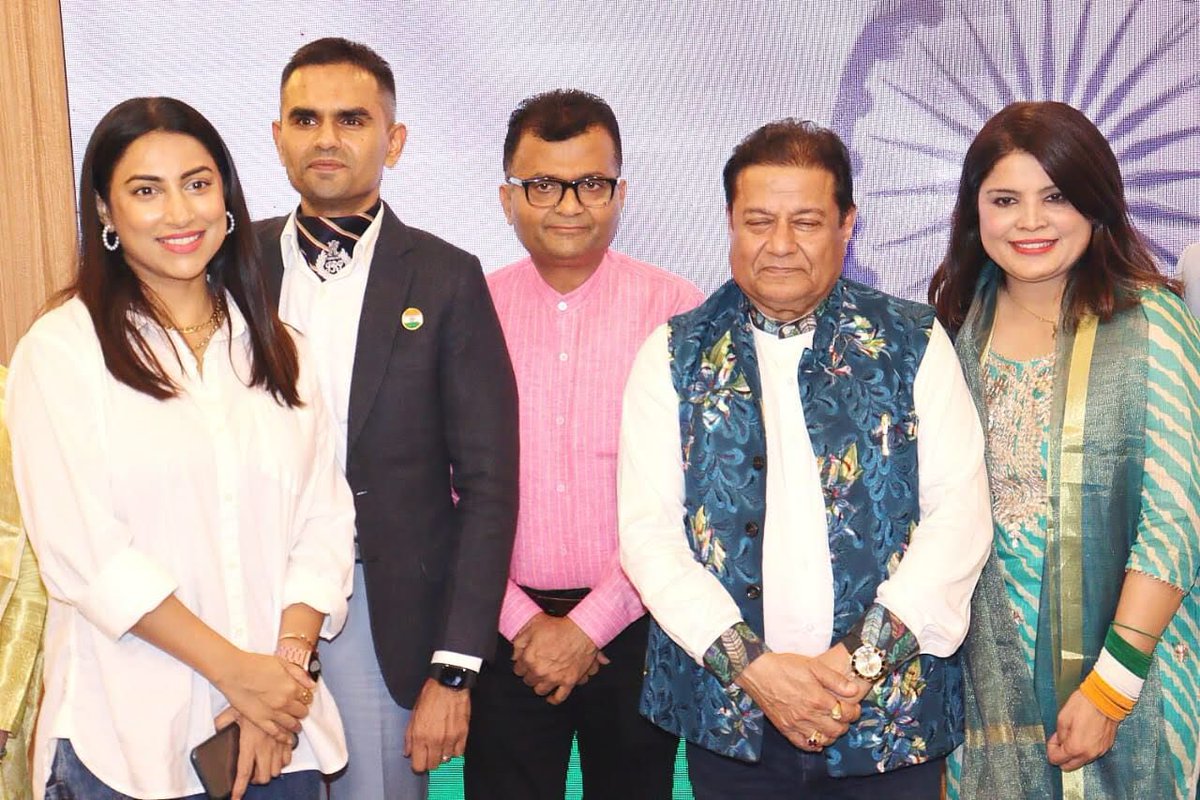 smitaparikh2's tweet photo. Feeling honoured to felicitate @swankhede_IRS Sir with #Bharatkishaan award. As citizens of India we need to take responsibly to support such brave n honest officers.Thank u @anupjalota ji and @DrManjuLodha ji @KrantiRedkar ji for gracing d evening n showering your blessings 🙏🏼 https://t.co/Nj137kBnps