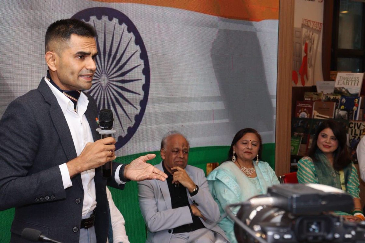 Feeling honoured to felicitate <a href="/swankhede_IRS/">Sameer Wankhede</a> Sir with #Bharatkishaan award. As citizens of India we need to take responsibly to support such brave n honest officers.Thank u <a href="/anupjalota/">Anup Jalota</a> ji and <a href="/DrManjuLodha/">Dr. Manju Lodha</a> ji <a href="/KrantiRedkar/">KRANTI REDKAR WANKHEDE</a> ji for gracing d evening n showering your blessings 🙏🏼