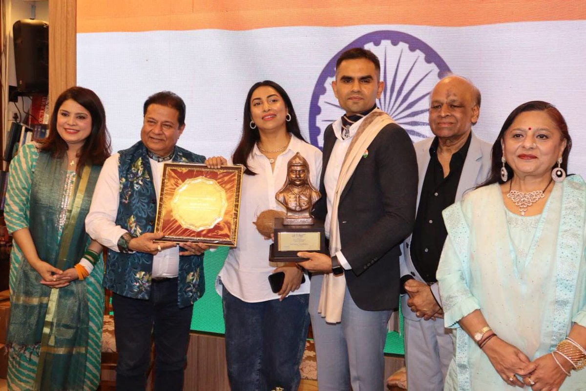 smitaparikh2's tweet photo. Feeling honoured to felicitate @swankhede_IRS Sir with #Bharatkishaan award. As citizens of India we need to take responsibly to support such brave n honest officers.Thank u @anupjalota ji and @DrManjuLodha ji @KrantiRedkar ji for gracing d evening n showering your blessings 🙏🏼 https://t.co/Nj137kBnps