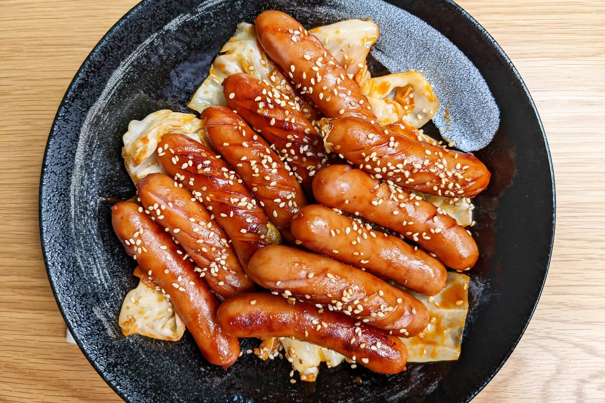 甘辛さがやみつきに。お酒にぴったり「ウインナーとキャベツのコチュジャン炒め」。
