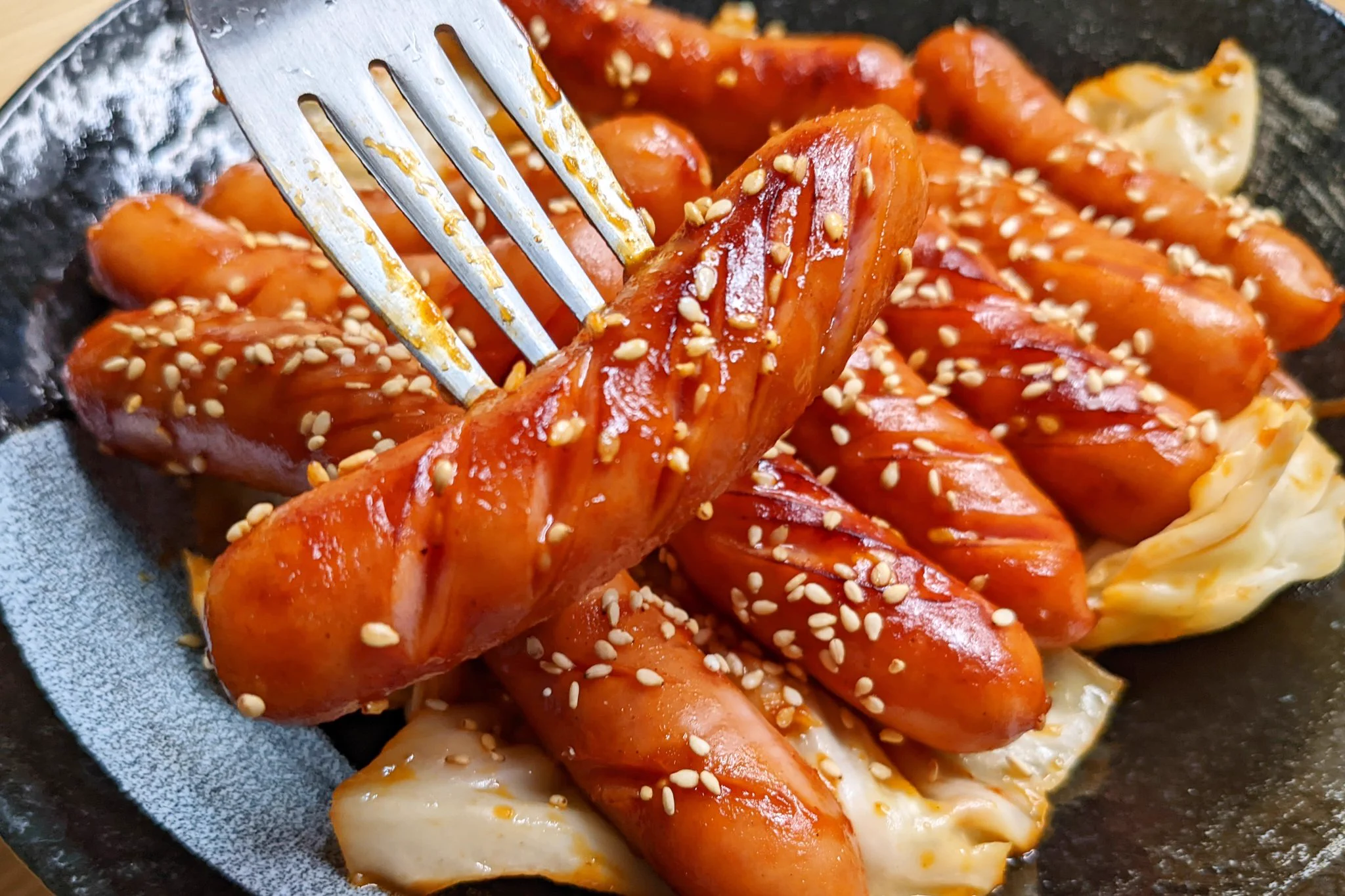 甘辛さがやみつきに。お酒にぴったり「ウインナーとキャベツのコチュジャン炒め」。