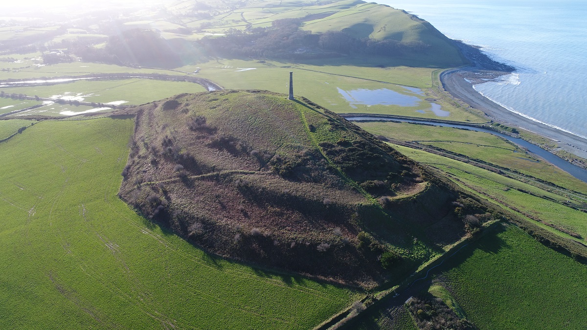 Exploring PEN DINAS: Capital of Iron Age mid Wales
We’re pleased to announce the launch of a new community project in partnership with @DyfedArch. The project aims to uncover the secrets of this majestic hillfort. 
📸Toby Driver 1/2