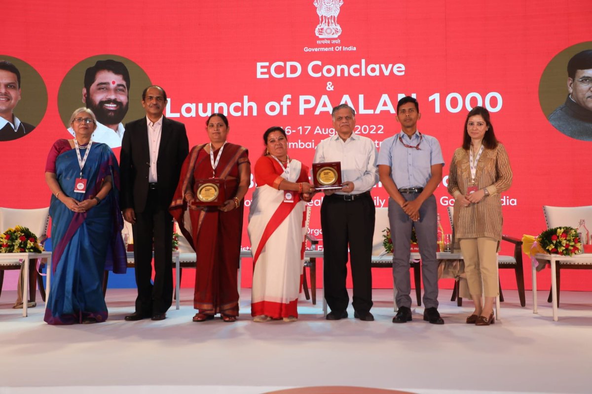 PIBMumbai's tweet photo. We encourage people to take good care of expecting mothers and infants, inform them about importance of #vaccination 

We also encourage people to keep their surroundings clean

- Asha Worker felicitated during launch of #PAALAN1000 https://t.co/1mMaYzZPS0
