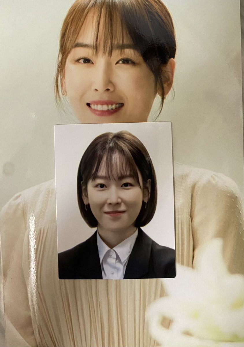 hyenjin85's tweet photo. 여러분이 받으실 증명사진 실사판 가져왔습니다!!! 오늘 배송와서 다 포장하고 준비하느라 내일 보낼 것 같아요!🤍
📌정보
✅사진보다 더 밝습니다.
✅유광이고 반명함이 들어가서 무광보다 화질이 떨어지는 것처럼 느끼실 수 있다는 점은 감안해주세요🐰 
✅크기가 맞아서 따로 자르지 않았습니다! https://t.co/M6SPmjQPkq