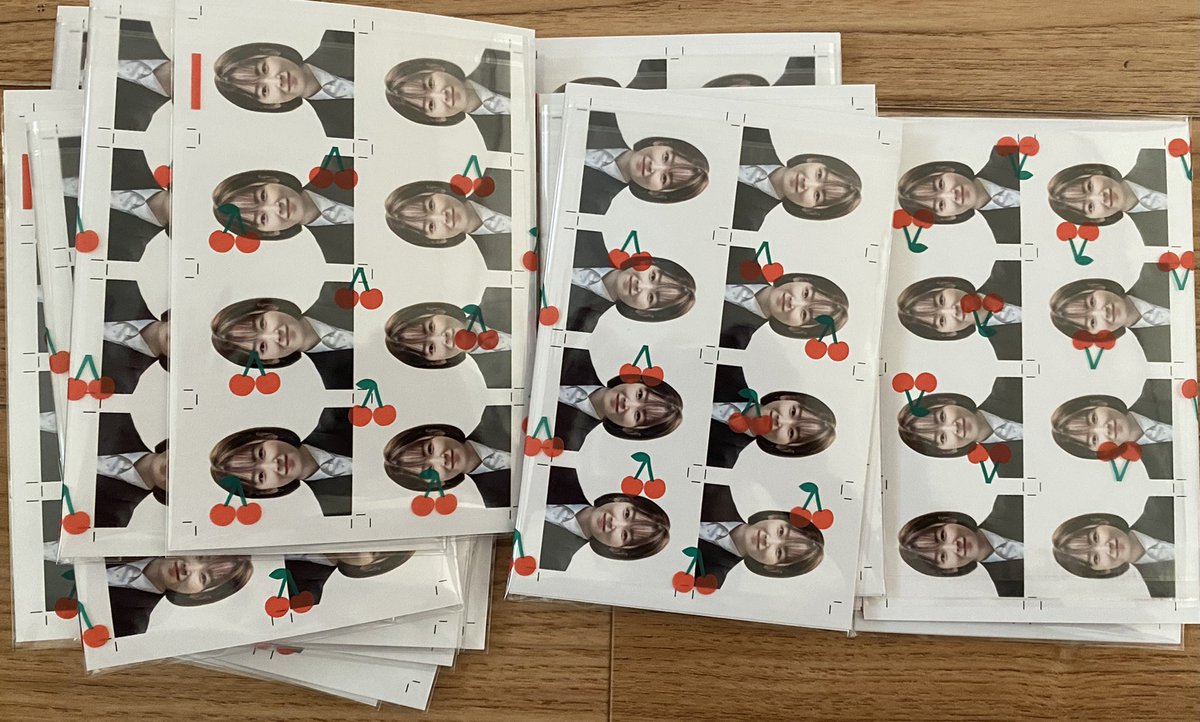 hyenjin85's tweet photo. 여러분이 받으실 증명사진 실사판 가져왔습니다!!! 오늘 배송와서 다 포장하고 준비하느라 내일 보낼 것 같아요!🤍
📌정보
✅사진보다 더 밝습니다.
✅유광이고 반명함이 들어가서 무광보다 화질이 떨어지는 것처럼 느끼실 수 있다는 점은 감안해주세요🐰 
✅크기가 맞아서 따로 자르지 않았습니다! https://t.co/M6SPmjQPkq