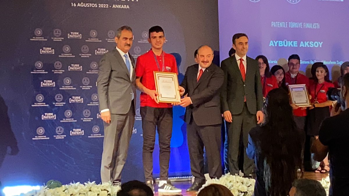 mardinilmem's tweet photo. Midyat Fen Lisesi öğrencimiz Yusuf YENİGÜN, Suyun Tasarruflu Kullanımı ile ilgili tasarladığı buluşuyla "Patentle Türkiye - 1. Ulusal Liseler Patent ve Faydalı Model Yarışması"nda Türkiye 11'incisi oldu.
Öğrencimizi,okul yöneticilerimizi ve öğretmenlerimizi tebrik ederiz.
@tcmeb https://t.co/t1xu9T7oXU