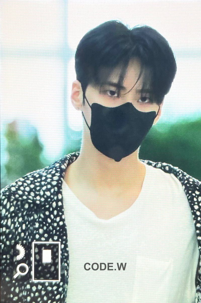 CodeW_960608's tweet photo. 220816 ICN 💙
#이진혁 #LEEJINHYUK #브이태양 https://t.co/NpVaHxPI3o