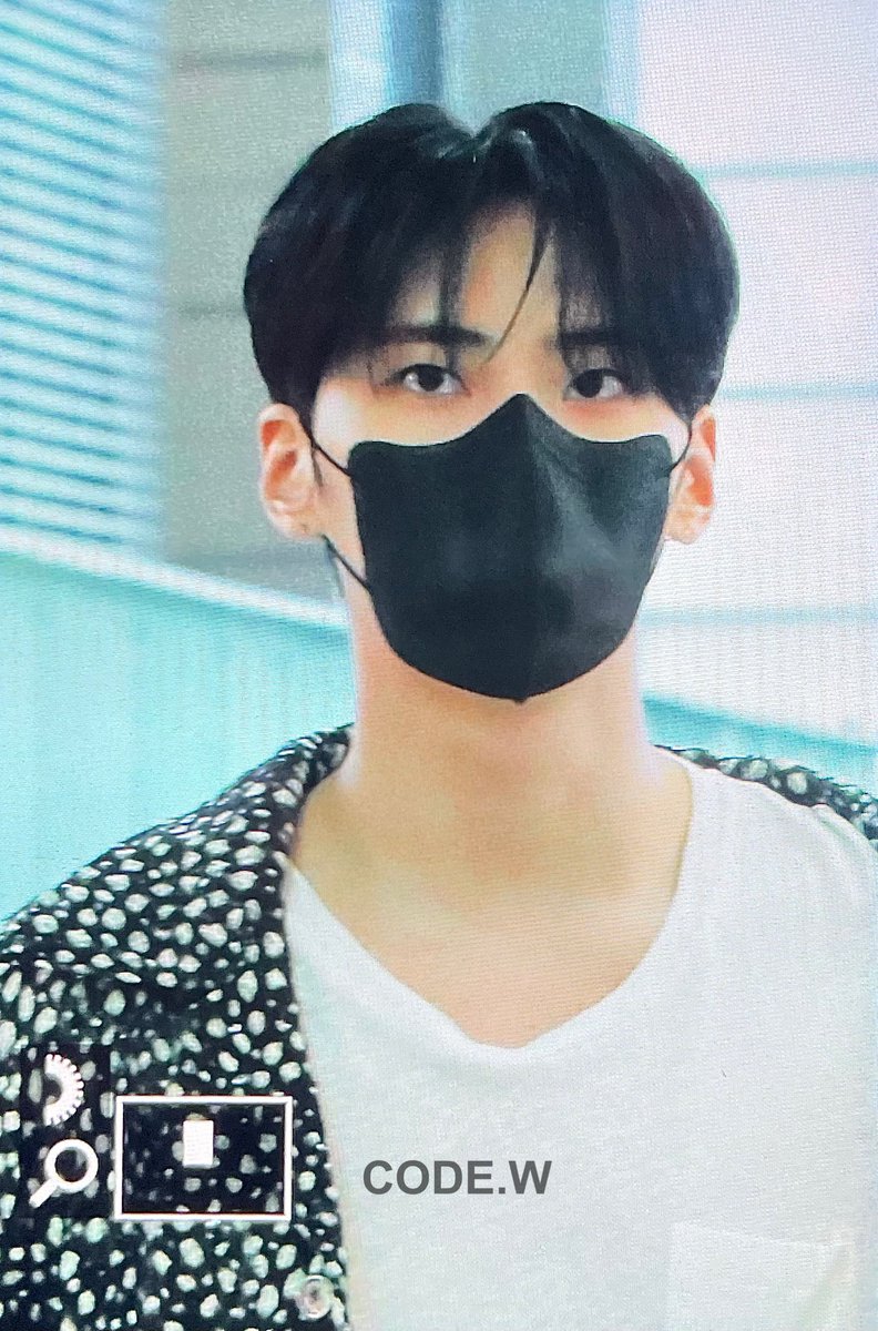 CodeW_960608's tweet photo. 220816 ICN 💙
#이진혁 #LEEJINHYUK #브이태양 https://t.co/NpVaHxPI3o