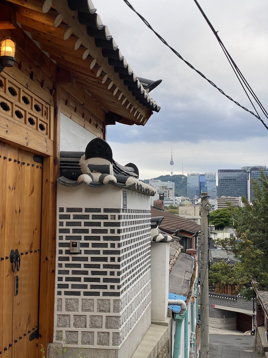 sleeko_pic's tweet photo. Bukchon Hanok Village in Seoul.
N-Seoul tower is seen beyond the skyscrapers.
#architecture #steeet #village #photography #city #view https://t.co/HHvHYf1ZBT