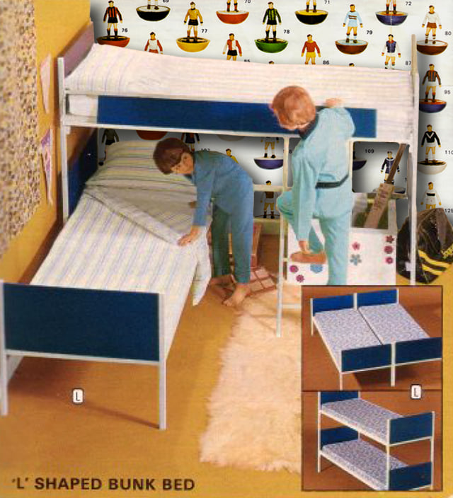 90sFootballGuy's tweet photo. Wallpaper goals. Just gonna leave this here in case @LlewelynBowen @ReallyLinda &amp; @carolsmillie1 ever want to do a 'Changing Rooms' at my house... https://t.co/GnuZVBrcVZ