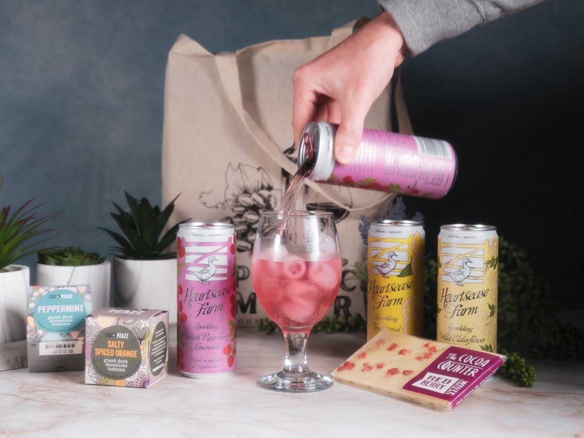 shippandco's tweet photo. Introducing our Sweet Treat Hamper (Non-Alcoholic) featuring @HeartseaseFm's fantastically refreshing traditional lemonades and @CocoPzazz's wonderfully tasty giant chocolate buttons!

Buy: https://t.co/0eONpcS3RB https://t.co/Eij9vwN6sn
