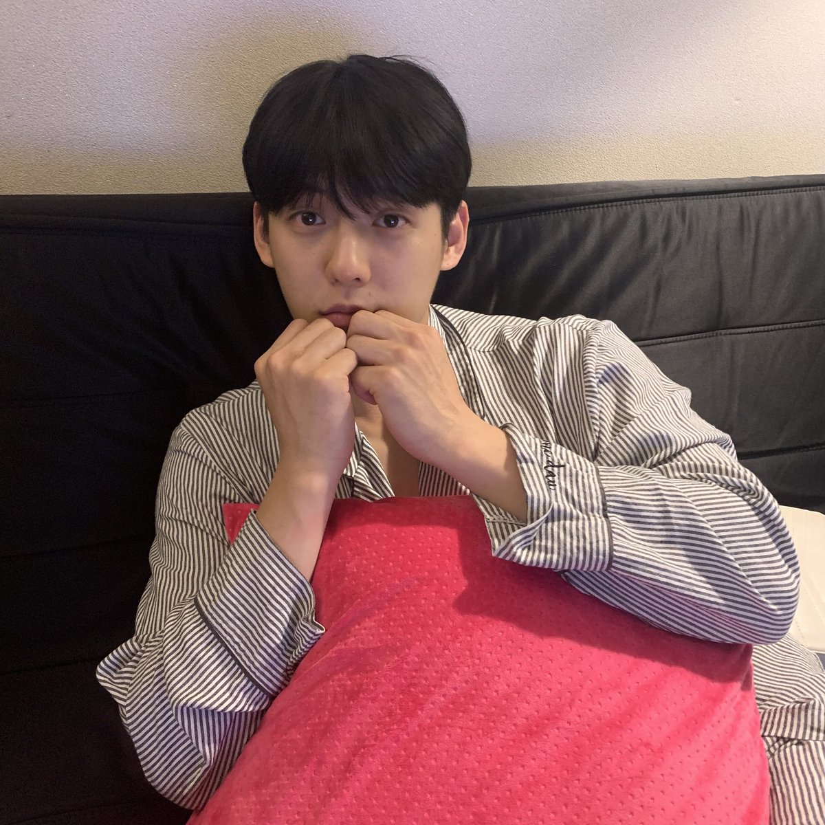 btob2mh's tweet photo. 2020년도 애기애기하다 
마지막은 장화 신은 냥냥이 따라하기 https://t.co/fld0QegkQL