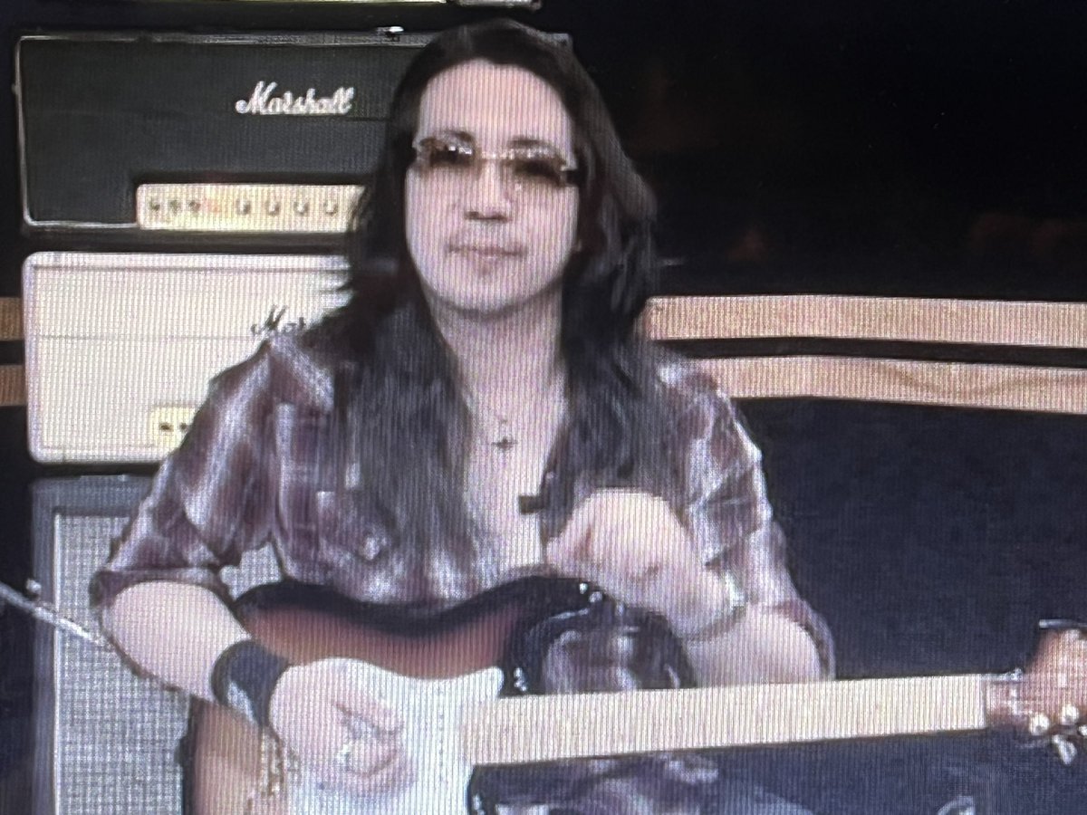 nao_shapes's tweet photo. すべての全身全霊を込めれば音はしっかりとのびたり、縮んだりはしませんけど...
のびたり〰️〰️フェードアウトしたりします⤵️
ちゃんと出来ていれば
ロングトーンでビブラート🥺
泣きのギターが
できるそうです🎸🤟🤔
3弦は下にビブラートかぃ😳
#KerrySimon https://t.co/Uen6Pq8157