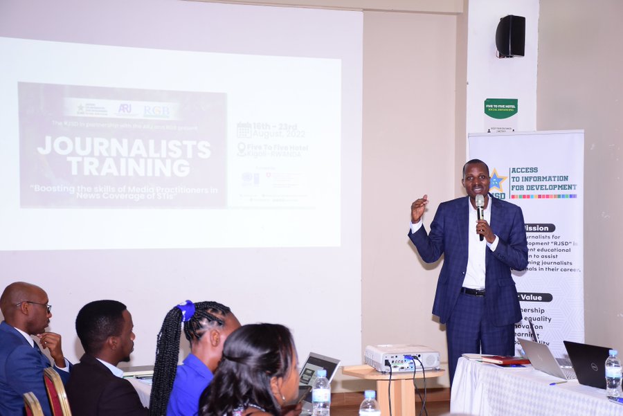 rwandajsd's tweet photo. The @ARJ_Rwanda Executive Secretary @habumuremyi said that the media sector needs to work closely with health professionals to increase awareness of #STIs & health-related information to accelerate #sustainabledevelopment
Day 1 #JournalistsTraining2022 https://t.co/qkXd0vem7z