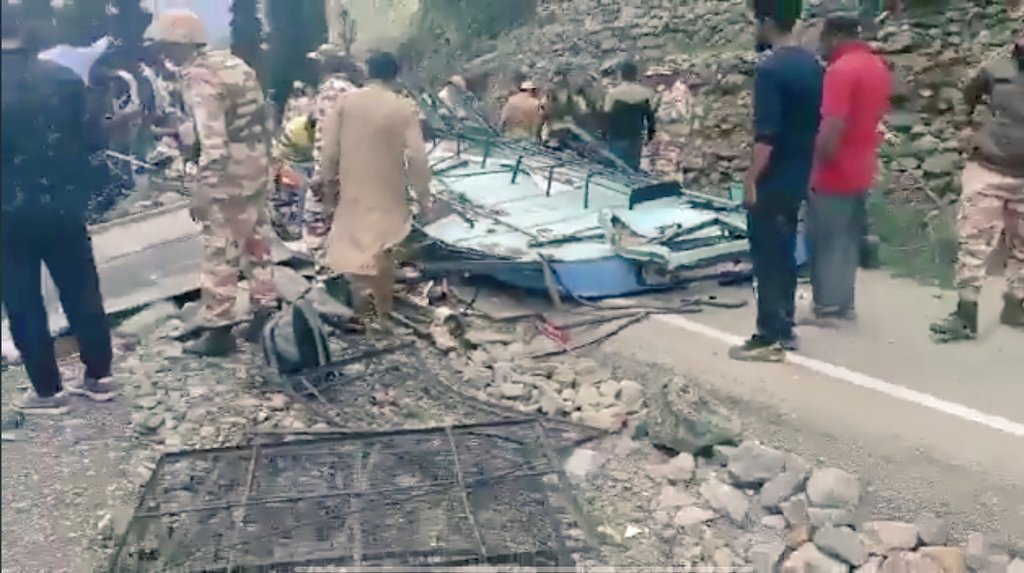 Ms_Tr_4u____'s tweet photo. निशब्द...😭😭😭

पहलगाव के चंदनवाड़ी  ITBP की बस दुर्घटनाग्रस्त, 6 जवान शहीद, 20 के घायल होने की खबर, बस में 39 जवान सवार थे, राहत बचाव का काम जारी, अमरनाथ यात्रा से ड्यूटी से लौट रहे थे। 

 जय  हिन्द...😢🙏🇮🇳
@JoharArmy @BhagwatiDindor @Navyyyaa @bhilnutanahari @kitabaizindagi https://t.co/pQA9Sen6vJ