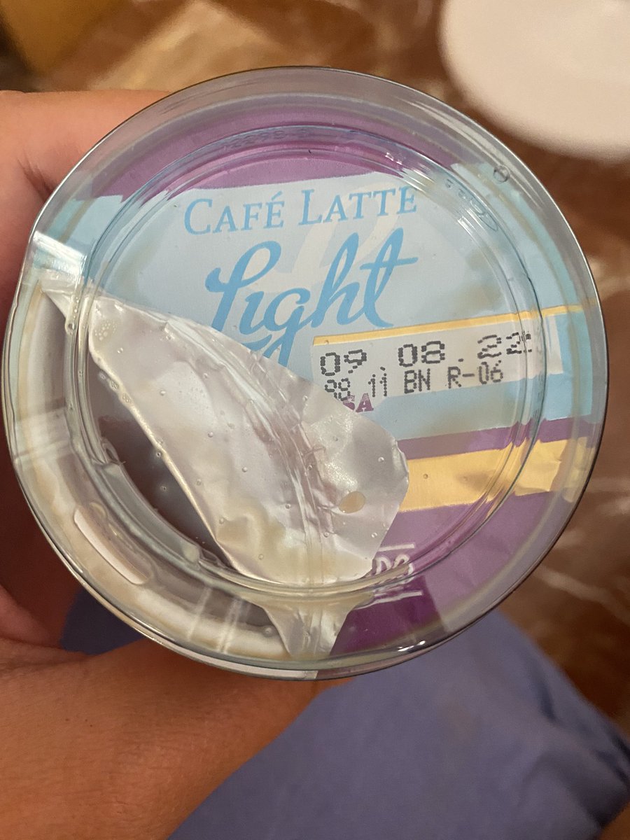 ainhoachu1's tweet photo. @Mercadona voy esta mañana 16/08/22 a comprar un café frío, a la media hora de estar bebiéndomelo me doy cuenta de que lleva caducado 1 SEMANA, a que os dedicáis vendiendo productos de más de una semana pasados? Sin vergüenzas, y encima un lácteo https://t.co/wjBOFtYwRp